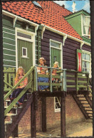Marken - Meisjes In Klederdracht Bij Huis - Stempel 1961 - Marken