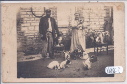 CARTE-PHOTO- UN COUPLE ET DES CHIENS - To Identify