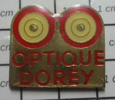 511D Pin's Pins / Beau Et Rare / MARQUES / OPTIQUE DOREY Sur Tranche LUNETTES - Markennamen