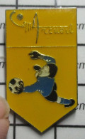 1719 Pin's Pins / Beau Et Rare / SPORTS / CLUB FOOTBALL CSM ARCUEIL Variante Jaune - Football