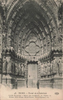 FRANCE - Reims - Vue Sur Le Portail De La Cathédrale - Deux Hommes Devant L'entrée - Carte Postale Ancienne - Reims