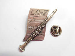 Superbe Pin's En Relief , Musique , Leblanc , Clarinette , La Couture Boussey - Musik