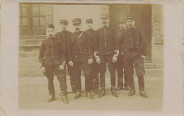 CARTE PHOTO NON IDENTIFIEE GROUPE DE SOUS OFFICIERS ET D'OFFICIERS  DANS LA COUR - Da Identificare