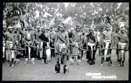 TIMOR - COSTUMES -Timor Português - Nativos De Maubisse Com Os Seus Trajes Guerreiros(Ed. Postalfoto Nº 3) Carte Postale - Oost-Timor