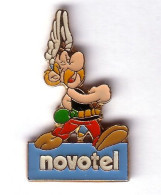 BD152 Pin's ASTERIX Le Gaulois René Goscinny Albert Uderzo Jean-Yves Ferri Darg Hôtel NOVOTEL Astérix Achat Immédiat - Personajes Célebres