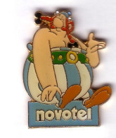 BD151 Pin's ASTERIX Le Gaulois René Goscinny Albert Uderzo Jean-Yves Ferri Darg Hôtel NOVOTEL Obélix Achat Fixe Fixe - Personnes Célèbres