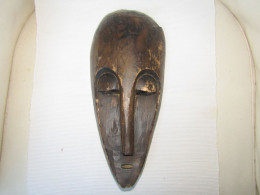 Splendide Masque Africain Au Visage Allongé. - Afrikanische Kunst