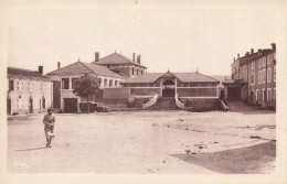 Courpière * Place Et L'école Des Filles * Groupe Scolaire - Courpiere