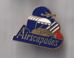 PIN'S THEME AVIATION   AIRSCAPADES    AVION   VOITURE SIGNE  ARTHUS  BERTRAND - Avions