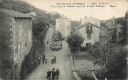 Royat * Route De La Vallée Dans Le Vieux Village * Sortie De Messe ? - Royat