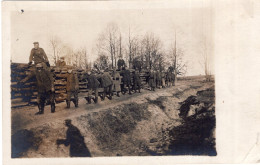 Carte Photo De Soldats Allemand Posant Des Rail Pour Le Ravitaillement Du Front En 14-18 - 1914-18