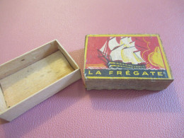 Boite D'allumette Ancienne /La FREGATE/ Régie Française  SEITA / Vers 1935-1950             AL25 - Matchboxes