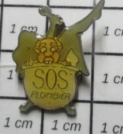 910d Pin's Pins / Beau Et Rare / MARQUES / ROUQUIN MOUSTACHU ET CHAUVE DANS UNE BAIGNOIRE ? SOS PLOMBIER - Jeux Olympiques