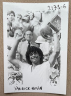 TENNIS - YANNICK NOAH - Roland Garros 1983 - 12,5 X 9 Cm. (REPRO PHOTO ! - Zie Beschrijving - Voir Description) ! - Sports