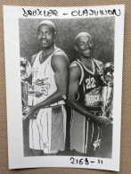 BASKETBALL - OLAJUWON / DREXLER - Houston Rockets - 12,5 X 9 Cm. (REPRO PHOTO ! - Zie Beschrijving - Voir Description) ! - Sports