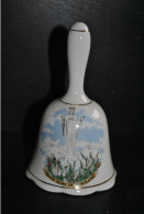 Cloche De Table N.D. Notre Dame De Beauraing En Porcelaine Imprimée Pèlerinage Religiosa Clochette Souvenir Religieux - Godsdienst & Esoterisme