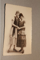 CPA PHOTO UNIQUE - BINCHE - PHOTO STUDIO - 2 DAMES COSTUMEES POUR LE CARNAVAL ( VERS 1930 ?? ) - Binche