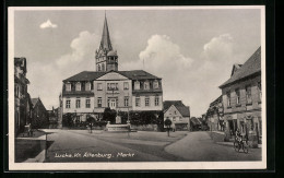AK Lucka /Kr. Altenburg, Markt Mit Brunnen Und Ratskeller  - Altenburg