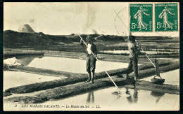 A69  FRANCE CPA LES MARAIS SALANTS - LA RECOLTE DU SEL - Collections & Lots