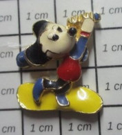 216c Pin's Pins / Beau Et Rare / DISNEY / MICKEY OU MINNIE JOUANT AU GOLF , EN RELIEF - Disney