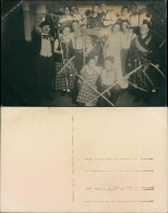 Ansichtskarte  Mit Harken Und Sensen - Bauerngruppe Verkleidet 1920  - Paesani