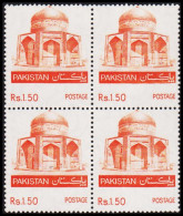 1979. PAKISTAN. Mausoleum Of Ibrahim Khan Makli In Nekropole, Thatta Rs 1.50 In PERFO... (Michel 504 Variety) - JF543778 - Pakistan