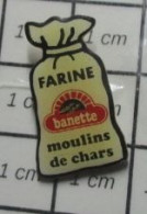 1219 Pin's Pins / Beau Et Rare / ALIMENTATION / SAC DE FARINE BANETTE MOULIN DE CHARS Arrête René ! - Alimentation