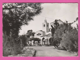 D83 - LES ISSAMBRES - PLACE OTTAVIANI - L'ÉGLISE - CPM Dentelée Grand Format En Noir Et Blanc  - Les Issambres