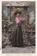 FANTAISIES - Femmes - Chaque Fleur Me Rappelle Un Tendre Souvenir - Carte Postale Ancienne - Women