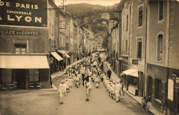 Crémieu * Carte Photo * Congrès Eucharistique Mai 1932 , Défilé Société Gymnastique Fesant L'ouverture * Café Du Centre - Crémieu