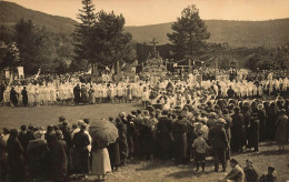 Crémieu * Carte Photo * Congrès Eucharistique Mai 1932 , Foule Et Mr Ph GUELY * Avant Bénédiction Du St Sacrement - Crémieu
