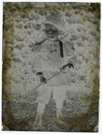 Plaque Photo Jeune Garçon En Uniforme Militaire Avec Médailles Années 1910-20 - Plaques De Verre