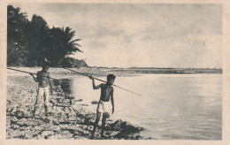 Iles CAROLINES 3 Dressés Sur Le Récif De  Corail Ces Petits Canaques Guettent Le  Poisson - Micronesia