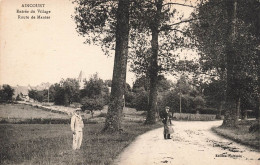 FRANCE - Aincourt - Vue Sur L'entrée Du Village - Route De Mantes - Deux Hommes Près De La Route -Carte Postale Ancienne - Aincourt