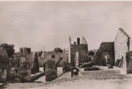 ORADOUR SUR GLANE. -   Détruit Le 10 Juin 1944 . - Place Du Champ De Foire - Oorlogsbegraafplaatsen