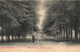 FRANCE - Douains (Eure) - Vue Sur Une Avenue Du Château - Vue Générale - Un Homme - Carte Postale Ancienne - Les Andelys