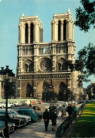 Automobiles - Paris - La Cathédrale Notre Dame Et Le Parvis - CPM - Voir Scans Recto-Verso - PKW