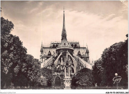 ADBP9-75-0738 - PARIS - L'abside De La Cathédrale - Au Premier Plan La Fontaine Du Square De L'archevêché  - Eglises