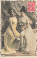 FANTAISIES - Femmes - Deux Femmes Assises - Tenant Les Deux Chacune Une Vase - Carte Postale Ancienne - Frauen