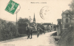 Piré * Route * L'arrivée Du Village * Attelage - Autres & Non Classés