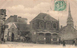 Piré * Place De La Mairie Et Les Halles * Hôtel - Autres & Non Classés