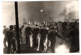 Binche ,mardi-gras , Sous Le Feu D'artifice - Binche