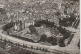 NANTES  ( 44 ) VUE  AÉRIENNE  SUR LE  CHÂTEAU DES  DUCS   - C P M  ( 24 / 3 / 150  ) - Castles