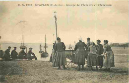 62 - Etaples - Groupe De Pecheurs Et Pecheuses - Animée - Bateaux - CPA - Voir Scans Recto-Verso - Etaples