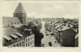 BASTOGNE - Luxembourg - La Rue Du Sablon Et L'Eglise Saint-Pierre, Célèbre Par Son Plafond Polychromé Daté De 1535 - Bastenaken