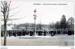 77 NOISIEL L'HEURE DE LA RENTREE A L'USINE MENIER EDIT PIC 1915 - Noisiel