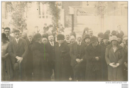 CARTE PHOTO GROUPE DE PERSONNES  LORS D'UNE CEREMONIE - Te Identificeren