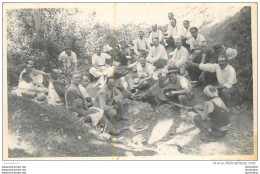 CARTE PHOTO GROUPE DE PERSONNES ET CUISSON DE LA VIANDE - A Identifier