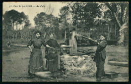 A69  FRANCE CPA DANS LES LANDES - AU PUITS - Colecciones Y Lotes