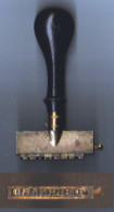 Cachet, Tampon Ancien Nominatif En Bronze Ou Cuivre Ou Laiton " D.BERNARD " _D437 - Stempel & Siegel